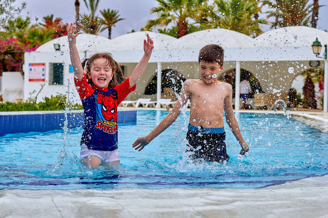 Niños disfrutando de una piscina para niños en un día de verano