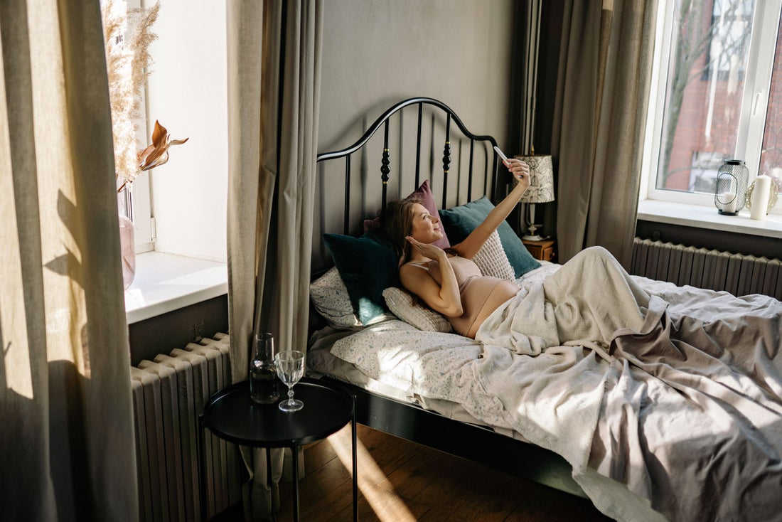 Mujer embarazada descansando en la cama para dormir mejor en el embarazo